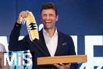 14.08.2025, Fussball Major League Soccer (MLS) 2025/2026 Kanada, Neuzugang aus Deutschland bei den Vancouver Whitecaps FC, Thomas Mller vom FC Bayern Mnchen wird bei einer Pressekonferenz offiziell vorgestellt. Hier prsentiert Thomas Mller sein Gastgeschenk der Kanadier.