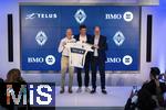 14.08.2025, Fussball Major League Soccer (MLS) 2025/2026 Kanada, Neuzugang aus Deutschland bei den Vancouver Whitecaps FC, Thomas Mller vom FC Bayern Mnchen wird bei einer Pressekonferenz offiziell vorgestellt. von links: Jesper Srensen (Whitecaps FC head coach), Thomas Mller, Axel Schuster (Whitecaps FC CEO & sporting director) bei der bergabe des Trikots der neuen Mannschaft von Mller.