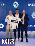 14.08.2025, Fussball Major League Soccer (MLS) 2025/2026 Kanada, Neuzugang aus Deutschland bei den Vancouver Whitecaps FC, Thomas Mller vom FC Bayern Mnchen wird bei einer Pressekonferenz offiziell vorgestellt. von links: Jesper Srensen (Whitecaps FC head coach), Thomas Mller, Axel Schuster (Whitecaps FC CEO & sporting director) bei der bergabe des Trikots der neuen Mannschaft von Mller.