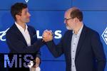 14.08.2025, Fussball Major League Soccer (MLS) 2025/2026 Kanada, Neuzugang aus Deutschland bei den Vancouver Whitecaps FC, Thomas Mller vom FC Bayern Mnchen wird bei einer Pressekonferenz offiziell vorgestellt. von links: Thomas Mller shakehands mit Axel Schuster (Whitecaps FC CEO & sporting director) bei der bergabe des Trikots der neuen Mannschaft von Mller.