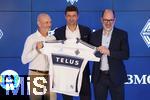 14.08.2025, Fussball Major League Soccer (MLS) 2025/2026 Kanada, Neuzugang aus Deutschland bei den Vancouver Whitecaps FC, Thomas Mller vom FC Bayern Mnchen wird bei einer Pressekonferenz offiziell vorgestellt. von links: Jesper Srensen (Whitecaps FC head coach), Thomas Mller, Axel Schuster (Whitecaps FC CEO & sporting director) bei der bergabe des Trikots der neuen Mannschaft von Mller. 