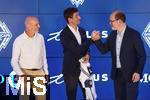 14.08.2025, Fussball Major League Soccer (MLS) 2025/2026 Kanada, Neuzugang aus Deutschland bei den Vancouver Whitecaps FC, Thomas Mller vom FC Bayern Mnchen wird bei einer Pressekonferenz offiziell vorgestellt. von links: Jesper Srensen (Whitecaps FC head coach), Thomas Mller, Axel Schuster (Whitecaps FC CEO & sporting director) bei der bergabe des Trikots der neuen Mannschaft von Mller. 