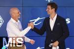 14.08.2025, Fussball Major League Soccer (MLS) 2025/2026 Kanada, Neuzugang aus Deutschland bei den Vancouver Whitecaps FC, Thomas Mller vom FC Bayern Mnchen wird bei einer Pressekonferenz offiziell vorgestellt. von links: Jesper Srensen (Whitecaps FC head coach), Thomas Mller, bei der bergabe des Trikots der neuen Mannschaft von Mller. 