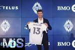 14.08.2025, Fussball Major League Soccer (MLS) 2025/2026 Kanada, Neuzugang aus Deutschland bei den Vancouver Whitecaps FC, Thomas Mller vom FC Bayern Mnchen wird bei einer Pressekonferenz offiziell vorgestellt.  Thomas Mller, bei der bergabe des Trikots mit der Nummer 13.
