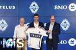 14.08.2025, Fussball Major League Soccer (MLS) 2025/2026 Kanada, Neuzugang aus Deutschland bei den Vancouver Whitecaps FC, Ein gut gelaunter Thomas Mller vom FC Bayern Mnchen wird bei einer Pressekonferenz offiziell vorgestellt.  v.li: Jesper Srensen (Whitecaps FC head coach), Thomas Mller, Sportdirektor Axel Schuster (Whitecaps FC CEO & sporting director) prsentieren gemeinsam Mllers Trikot mit der Nr.13.