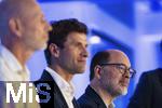 14.08.2025, Fussball Major League Soccer (MLS) 2025/2026 Kanada, Neuzugang aus Deutschland bei den Vancouver Whitecaps FC, Ein gut gelaunter Thomas Mller vom FC Bayern Mnchen wird bei einer Pressekonferenz offiziell vorgestellt.  v.li: Jesper Srensen (Whitecaps FC head coach), Thomas Mller, Sportdirektor Axel Schuster (Whitecaps FC CEO & sporting director) 