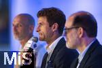 14.08.2025, Fussball Major League Soccer (MLS) 2025/2026 Kanada, Neuzugang aus Deutschland bei den Vancouver Whitecaps FC, Ein gut gelaunter Thomas Mller vom FC Bayern Mnchen wird bei einer Pressekonferenz offiziell vorgestellt und hlt gleich eine Ansprache.  v.li: Jesper Srensen (Whitecaps FC head coach), Thomas Mller, Sportdirektor Axel Schuster (Whitecaps FC CEO & sporting director) 