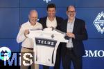 14.08.2025, Fussball Major League Soccer (MLS) 2025/2026 Kanada, Neuzugang aus Deutschland bei den Vancouver Whitecaps FC, Ein gut gelaunter Thomas Mller vom FC Bayern Mnchen wird bei einer Pressekonferenz offiziell vorgestellt.  v.li: Jesper Srensen (Whitecaps FC head coach), Thomas Mller, Sportdirektor Axel Schuster (Whitecaps FC CEO & sporting director) prsentieren gemeinsam Mllers Trikot mit der Nr.13.