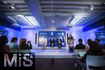 14.08.2025, Fussball Major League Soccer (MLS) 2025/2026 Kanada, Neuzugang aus Deutschland bei den Vancouver Whitecaps FC, Thomas Mller vom FC Bayern Mnchen wird bei einer Pressekonferenz offiziell vorgestellt. v.li: Jesper Srensen (Whitecaps FC head coach), Thomas Mller, Sportdirektor Axel Schuster (Whitecaps FC CEO & sporting director) vor den Kanadischen Journalisten.