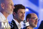 14.08.2025, Fussball Major League Soccer (MLS) 2025/2026 Kanada, Neuzugang aus Deutschland bei den Vancouver Whitecaps FC, Ein gut gelaunter Thomas Mller vom FC Bayern Mnchen wird bei einer Pressekonferenz offiziell vorgestellt.  v.li: Jesper Srensen (Whitecaps FC head coach), Thomas Mller, Sportdirektor Axel Schuster (Whitecaps FC CEO & sporting director) 
