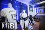 14.08.2025, Fussball Major League Soccer (MLS) 2025/2026 Kanada, Neuzugang aus Deutschland bei den Vancouver Whitecaps FC, Thomas Mller vom FC Bayern Mnchen wird bei einer Pressekonferenz offiziell vorgestellt. Mllers neues Trikot mit der Nr.13 wird nebenan ausgestellt,