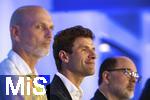 14.08.2025, Fussball Major League Soccer (MLS) 2025/2026 Kanada, Neuzugang aus Deutschland bei den Vancouver Whitecaps FC, Ein gut gelaunter Thomas Mller vom FC Bayern Mnchen wird bei einer Pressekonferenz offiziell vorgestellt.  v.li: Jesper Srensen (Whitecaps FC head coach), Thomas Mller, Sportdirektor Axel Schuster (Whitecaps FC CEO & sporting director) 