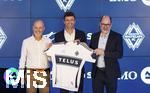 14.08.2025, Fussball Major League Soccer (MLS) 2025/2026 Kanada, Neuzugang aus Deutschland bei den Vancouver Whitecaps FC, Ein gut gelaunter Thomas Mller vom FC Bayern Mnchen wird bei einer Pressekonferenz offiziell vorgestellt.  v.li: Jesper Srensen (Whitecaps FC head coach), Thomas Mller, Sportdirektor Axel Schuster (Whitecaps FC CEO & sporting director) prsentieren gemeinsam Mllers Trikot mit der Nr.13.