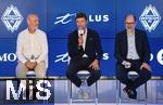 14.08.2025, Fussball Major League Soccer (MLS) 2025/2026 Kanada, Neuzugang aus Deutschland bei den Vancouver Whitecaps FC, Ein gut gelaunter Thomas Mller vom FC Bayern Mnchen wird bei einer Pressekonferenz offiziell vorgestellt.  v.li: Jesper Srensen (Whitecaps FC head coach), Thomas Mller, Sportdirektor Axel Schuster (Whitecaps FC CEO & sporting director) 