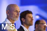 14.08.2025, Fussball Major League Soccer (MLS) 2025/2026 Kanada, Neuzugang aus Deutschland bei den Vancouver Whitecaps FC, Ein gut gelaunter Thomas Mller vom FC Bayern Mnchen wird bei einer Pressekonferenz offiziell vorgestellt.  v.li: Jesper Srensen (Whitecaps FC head coach), Thomas Mller, Sportdirektor Axel Schuster (Whitecaps FC CEO & sporting director) 