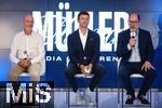 14.08.2025, Fussball Major League Soccer (MLS) 2025/2026 Kanada, Neuzugang aus Deutschland bei den Vancouver Whitecaps FC, Thomas Mller vom FC Bayern Mnchen wird bei einer Pressekonferenz offiziell vorgestellt. v.li: Jesper Srensen (Whitecaps FC head coach), Thomas Mller, Sportdirektor Axel Schuster (Whitecaps FC CEO & sporting director) 