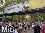 16.08.2025, Fussball Bundesliga 2025/2026, Franz-Beckenbauer-Supercup, VfB Stuttgart - FC Bayern Mnchen, in der MHP-Arena (Stuttgart). Ansichten vor dem Spiel im Stadionaussenbereich. Die Zuschauer strmen zum Stadion.