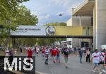 16.08.2025, Fussball Bundesliga 2025/2026, Franz-Beckenbauer-Supercup, VfB Stuttgart - FC Bayern Mnchen, in der MHP-Arena (Stuttgart). Ansichten vor dem Spiel im Stadionaussenbereich. Die Zuschauer strmen zum Stadion.