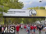16.08.2025, Fussball Bundesliga 2025/2026, Franz-Beckenbauer-Supercup, VfB Stuttgart - FC Bayern Mnchen, in der MHP-Arena (Stuttgart). Ansichten vor dem Spiel im Stadionaussenbereich. Die Zuschauer strmen zum Stadion.