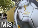16.08.2025, Fussball Bundesliga 2025/2026, Franz-Beckenbauer-Supercup, VfB Stuttgart - FC Bayern Mnchen, in der MHP-Arena (Stuttgart). Ansichten vor dem Spiel im Stadionaussenbereich. Die Zuschauer strmen zum Stadion.