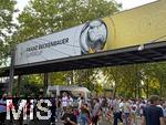16.08.2025, Fussball Bundesliga 2025/2026, Franz-Beckenbauer-Supercup, VfB Stuttgart - FC Bayern Mnchen, in der MHP-Arena (Stuttgart). Ansichten vor dem Spiel im Stadionaussenbereich. Die Zuschauer strmen zum Stadion.