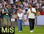16.08.2025, Fussball Bundesliga 2025/2026, Franz-Beckenbauer-Supercup, VfB Stuttgart - FC Bayern Mnchen, in der MHP-Arena (Stuttgart). Heidi Beckenbauer (Deutschland) mit sky Moderator Sebastian Hellmann (Deutschland)..