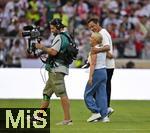 16.08.2025, Fussball Bundesliga 2025/2026, Franz-Beckenbauer-Supercup, VfB Stuttgart - FC Bayern Mnchen, in der MHP-Arena (Stuttgart). Sky Moderator Sebastian Hellmann nimmt Heidi Beckenbauer in den Arm