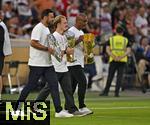 16.08.2025, Fussball Bundesliga 2025/2026, Franz-Beckenbauer-Supercup, VfB Stuttgart - FC Bayern Mnchen, in der MHP-Arena (Stuttgart). v.l. Cacao (Stuttgart), Joel Beckenbauer (Deutschland) und Claudio Pizarro (FC Bayern Mnchen).     