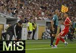 16.08.2025, Fussball Bundesliga 2025/2026, Franz-Beckenbauer-Supercup, VfB Stuttgart - FC Bayern Mnchen, in der MHP-Arena (Stuttgart). Trainer Vincent Kompany (FC Bayern Mnchen) gibt Josip Stanisic (Bayern Mnchen) den Ball.