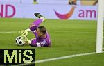 16.08.2025, Fussball Bundesliga 2025/2026, Franz-Beckenbauer-Supercup, VfB Stuttgart - FC Bayern Mnchen, in der MHP-Arena (Stuttgart). Torwart Manuel Neuer (FC Bayern Mnchen) fngt den Ball.