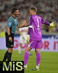 16.08.2025, Fussball Bundesliga 2025/2026, Franz-Beckenbauer-Supercup, VfB Stuttgart - FC Bayern Mnchen, in der MHP-Arena (Stuttgart). v.l. Schidsrichter Harm Osmers (Deutschland) und Torwart Manuel Neuer (FC Bayern Mnchen) diskutieren.
