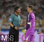 16.08.2025, Fussball Bundesliga 2025/2026, Franz-Beckenbauer-Supercup, VfB Stuttgart - FC Bayern Mnchen, in der MHP-Arena (Stuttgart). v.l. Schidsrichter Harm Osmers (Deutschland) und Torwart Manuel Neuer (FC Bayern Mnchen) diskutieren.