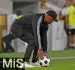 16.08.2025, Fussball Bundesliga 2025/2026, Franz-Beckenbauer-Supercup, VfB Stuttgart - FC Bayern Mnchen, in der MHP-Arena (Stuttgart). Trainer Vincent Kompany (FC Bayern Mnchen) hebt den Ball auf