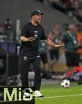 16.08.2025, Fussball Bundesliga 2025/2026, Franz-Beckenbauer-Supercup, VfB Stuttgart - FC Bayern Mnchen, in der MHP-Arena (Stuttgart). Trainer Sebastian Hoene (Stuttgart) beruhigt