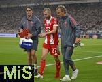 16.08.2025, Fussball Bundesliga 2025/2026, Franz-Beckenbauer-Supercup, VfB Stuttgart - FC Bayern Mnchen, in der MHP-Arena (Stuttgart). Konrad Laimer (FC Bayern Mnchen) geht angeschlagen vom Spiel.