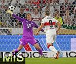 16.08.2025, Fussball Bundesliga 2025/2026, Franz-Beckenbauer-Supercup, VfB Stuttgart - FC Bayern Mnchen, in der MHP-Arena (Stuttgart). Torwart Manuel Neuer (FC Bayern Mnchen) parriert den Ball. v.l. Torwart Manuel Neuer (FC Bayern Mnchen) und Ermedin Demirovic (Stuttgart) 