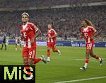 16.08.2025, Fussball Bundesliga 2025/2026, Franz-Beckenbauer-Supercup, VfB Stuttgart - FC Bayern Mnchen, in der MHP-Arena (Stuttgart). Luis Diaz (FC Bayern Mnchen) jubelt mit Sacha Boey (FC Bayern Mnchen) 