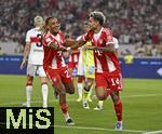16.08.2025, Fussball Bundesliga 2025/2026, Franz-Beckenbauer-Supercup, VfB Stuttgart - FC Bayern Mnchen, in der MHP-Arena (Stuttgart). Luis Diaz (FC Bayern Mnchen) jubelt mit Sacha Boey (FC Bayern Mnchen) 