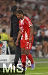 16.08.2025, Fussball Bundesliga 2025/2026, Franz-Beckenbauer-Supercup, VfB Stuttgart - FC Bayern Mnchen, in der MHP-Arena (Stuttgart). v.l. Trainer Vincent Kompany (FC Bayern Mnchen) mit dem angeschalgenem Serge Gnabry (FC Bayern Mnchen) 