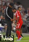 16.08.2025, Fussball Bundesliga 2025/2026, Franz-Beckenbauer-Supercup, VfB Stuttgart - FC Bayern Mnchen, in der MHP-Arena (Stuttgart). v.l. Trainer Vincent Kompany (FC Bayern Mnchen) mit dem angeschalgenem Serge Gnabry (FC Bayern Mnchen) 