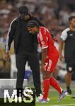 16.08.2025, Fussball Bundesliga 2025/2026, Franz-Beckenbauer-Supercup, VfB Stuttgart - FC Bayern Mnchen, in der MHP-Arena (Stuttgart). v.l. Trainer Vincent Kompany (FC Bayern Mnchen) mit dem angeschalgenem Serge Gnabry (FC Bayern Mnchen) 