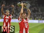 16.08.2025, Fussball Bundesliga 2025/2026, Franz-Beckenbauer-Supercup, VfB Stuttgart - FC Bayern Mnchen, in der MHP-Arena (Stuttgart). Lennart Karl (FC Bayern Mnchen) reckt den Pokal in die Hhe,