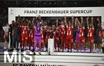 16.08.2025, Fussball Bundesliga 2025/2026, Franz-Beckenbauer-Supercup, VfB Stuttgart - FC Bayern Mnchen, in der MHP-Arena (Stuttgart). Torwart Manuel Neuer (FC Bayern Mnchen) stemmt den Pokal in die Hhe.