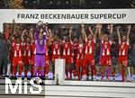 16.08.2025, Fussball Bundesliga 2025/2026, Franz-Beckenbauer-Supercup, VfB Stuttgart - FC Bayern Mnchen, in der MHP-Arena (Stuttgart). Torwart Manuel Neuer (FC Bayern Mnchen) stemmt den Pokal in die Hhe.