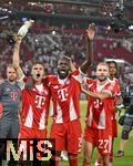16.08.2025, Fussball Bundesliga 2025/2026, Franz-Beckenbauer-Supercup, VfB Stuttgart - FC Bayern Mnchen, in der MHP-Arena (Stuttgart). v.l. Joshua Kimmich (FC Bayern Mnchen), Dayot Upamecano (FC Bayern Mnchen) und Torwart Sven Ulreich (FC Bayern Mnchen) mit dem Kakadu