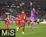 16.08.2025, Fussball Bundesliga 2025/2026, Franz-Beckenbauer-Supercup, VfB Stuttgart - FC Bayern Mnchen, in der MHP-Arena (Stuttgart). v.l. Joshua Kimmich (FC Bayern Mnchen), Dayot Upamecano (FC Bayern Mnchen) und Torwart Manuel Neuer (FC Bayern Mnchen) jubeln mit Pokal