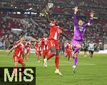 16.08.2025, Fussball Bundesliga 2025/2026, Franz-Beckenbauer-Supercup, VfB Stuttgart - FC Bayern Mnchen, in der MHP-Arena (Stuttgart). v.l. Joshua Kimmich (FC Bayern Mnchen), Dayot Upamecano (FC Bayern Mnchen) und Torwart Manuel Neuer (FC Bayern Mnchen) jubeln mit Pokal