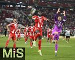 16.08.2025, Fussball Bundesliga 2025/2026, Franz-Beckenbauer-Supercup, VfB Stuttgart - FC Bayern Mnchen, in der MHP-Arena (Stuttgart). v.l. Joshua Kimmich (FC Bayern Mnchen), Dayot Upamecano (FC Bayern Mnchen) und Torwart Manuel Neuer (FC Bayern Mnchen) jubeln mit Pokal