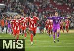 16.08.2025, Fussball Bundesliga 2025/2026, Franz-Beckenbauer-Supercup, VfB Stuttgart - FC Bayern Mnchen, in der MHP-Arena (Stuttgart). v.l. Joshua Kimmich (FC Bayern Mnchen), Dayot Upamecano (FC Bayern Mnchen) und Torwart Manuel Neuer (FC Bayern Mnchen) jubeln mit Pokal