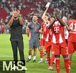 16.08.2025, Fussball Bundesliga 2025/2026, Franz-Beckenbauer-Supercup, VfB Stuttgart - FC Bayern Mnchen, in der MHP-Arena (Stuttgart). Joshua Kimmich (FC Bayern Mnchen)  stemmt den Kakadu in die Hhe. v.l. Trainer Vincent Kompany (FC Bayern Mnchen), Josip Stanisic (Bayern Mnchen), Joshua Kimmich (FC Bayern Mnchen) und Dayot Upamecano (FC Bayern Mnchen) 